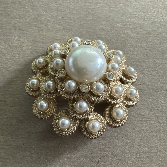 1973 Vintage Sarah Coventry Gold Tone, Domed Brooch/Pin W/many White FAUX Pearls - Picture 2 of 4